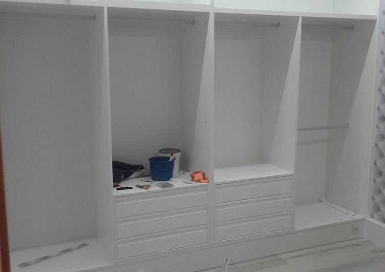 interior de armario color blanco
