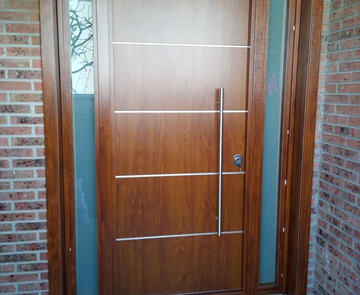 puerta acorazada color marrón 