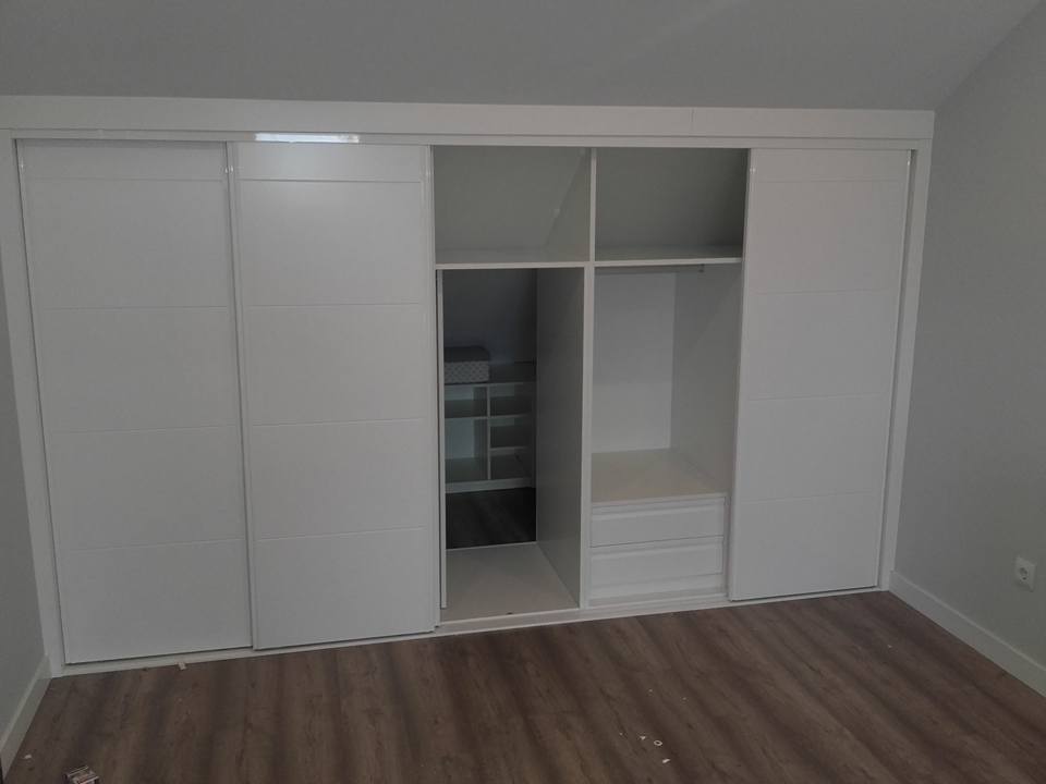 armario de madera blanco